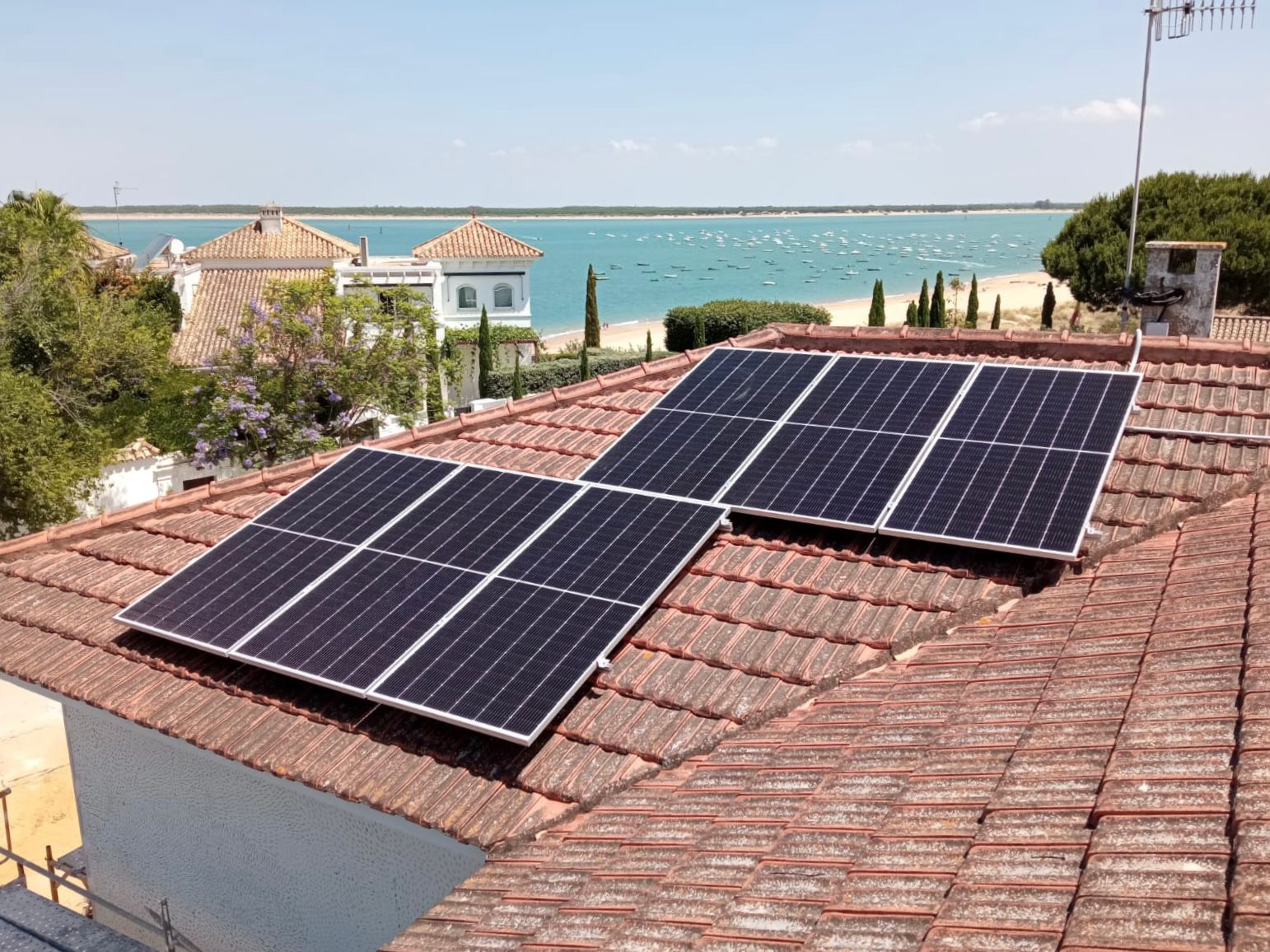 Instalación de placas solares con batería y backup en tejado de vivienda Andalucía 2025 Quantica